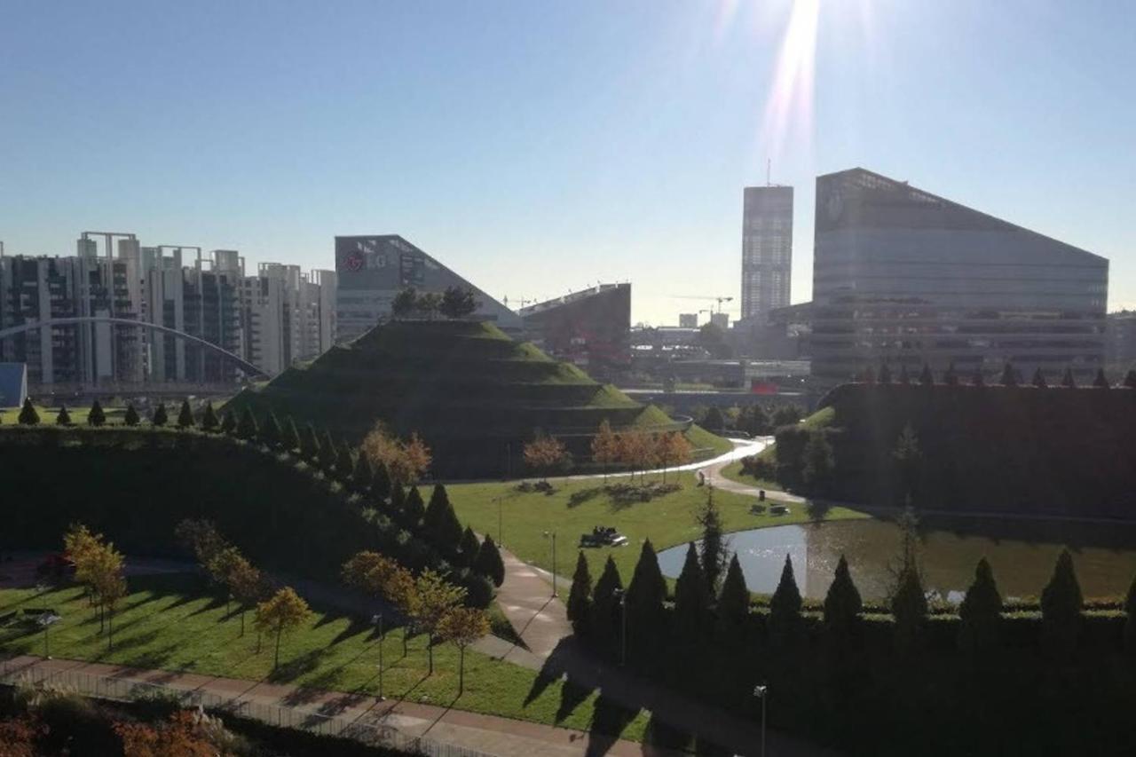 Fiera Milanocity View With Terrace Next To Shopping Mall Apartment Milan