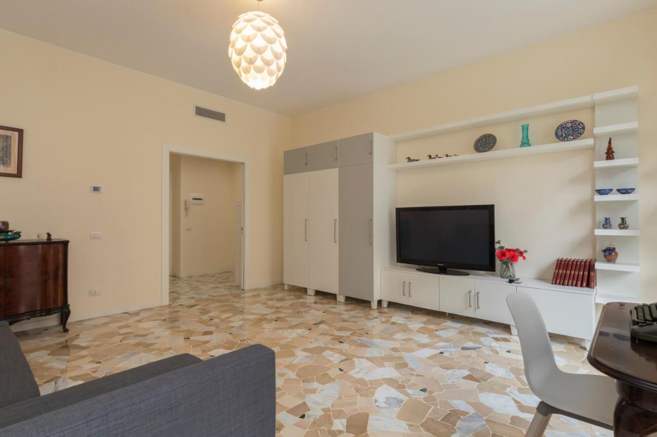 Joivy Modern 2bed Flat With Balcony, 250m From M5 Foppa And M2 Sant'agostino Mailand