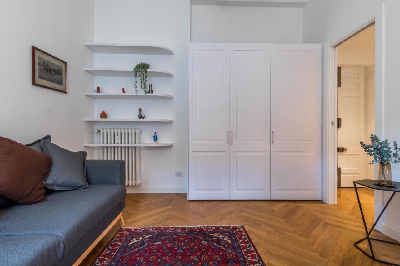 Apartment Joivy Lovely Flat For 2 On Quiet Street Near Centre Mailand