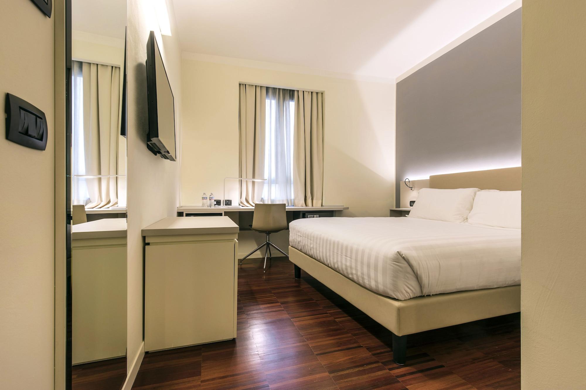 Hotel 43 Station