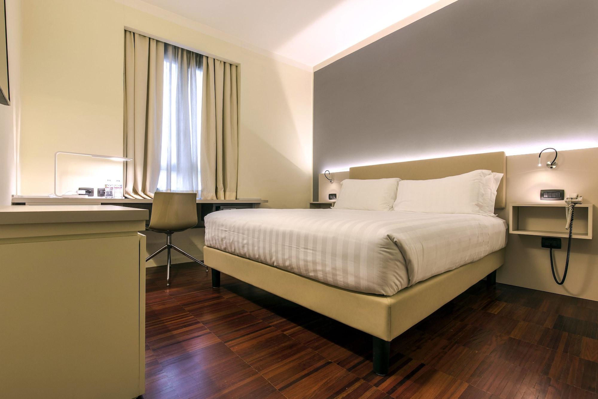 Hotel 43 Station 3*