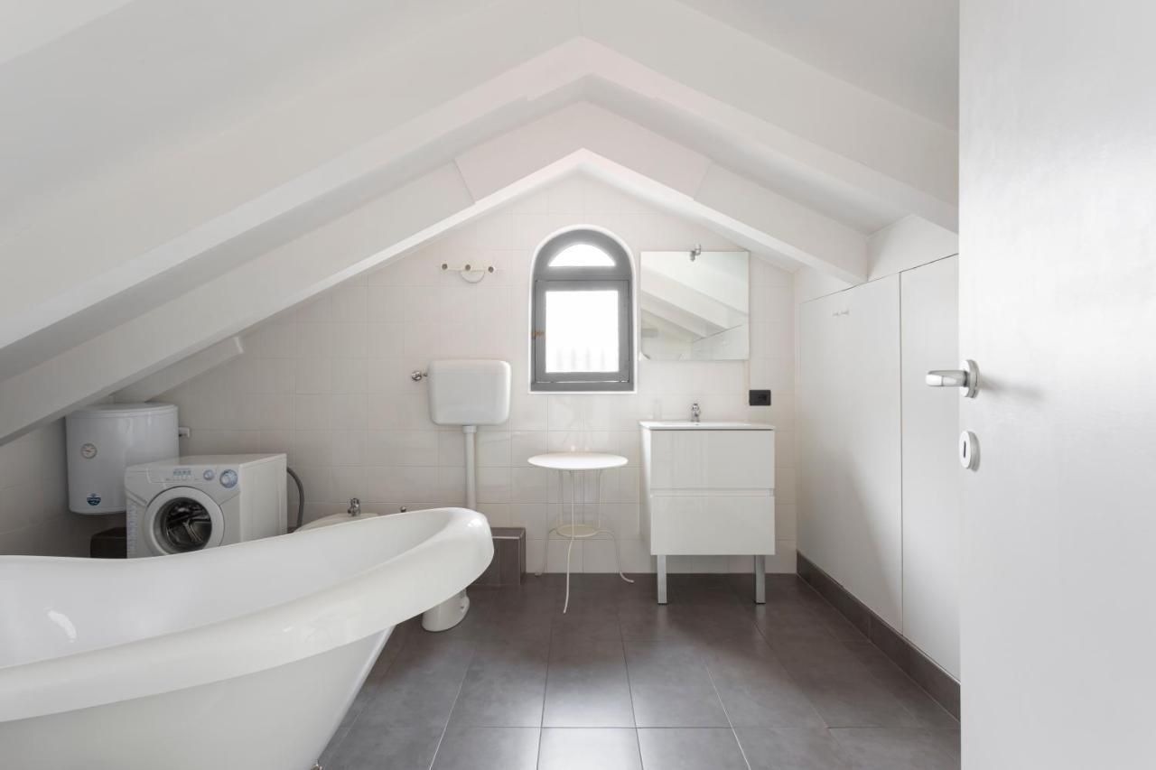 1 Bedroom & 1 Living Apt - Duomo 7 Milan