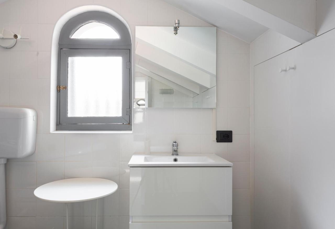 Apartment 1 Bedroom & 1 Living Apt - Duomo 7 *