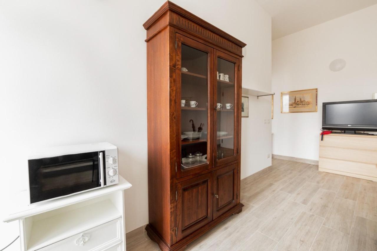 Sant'ambrogio Bright With Terrace Apartment