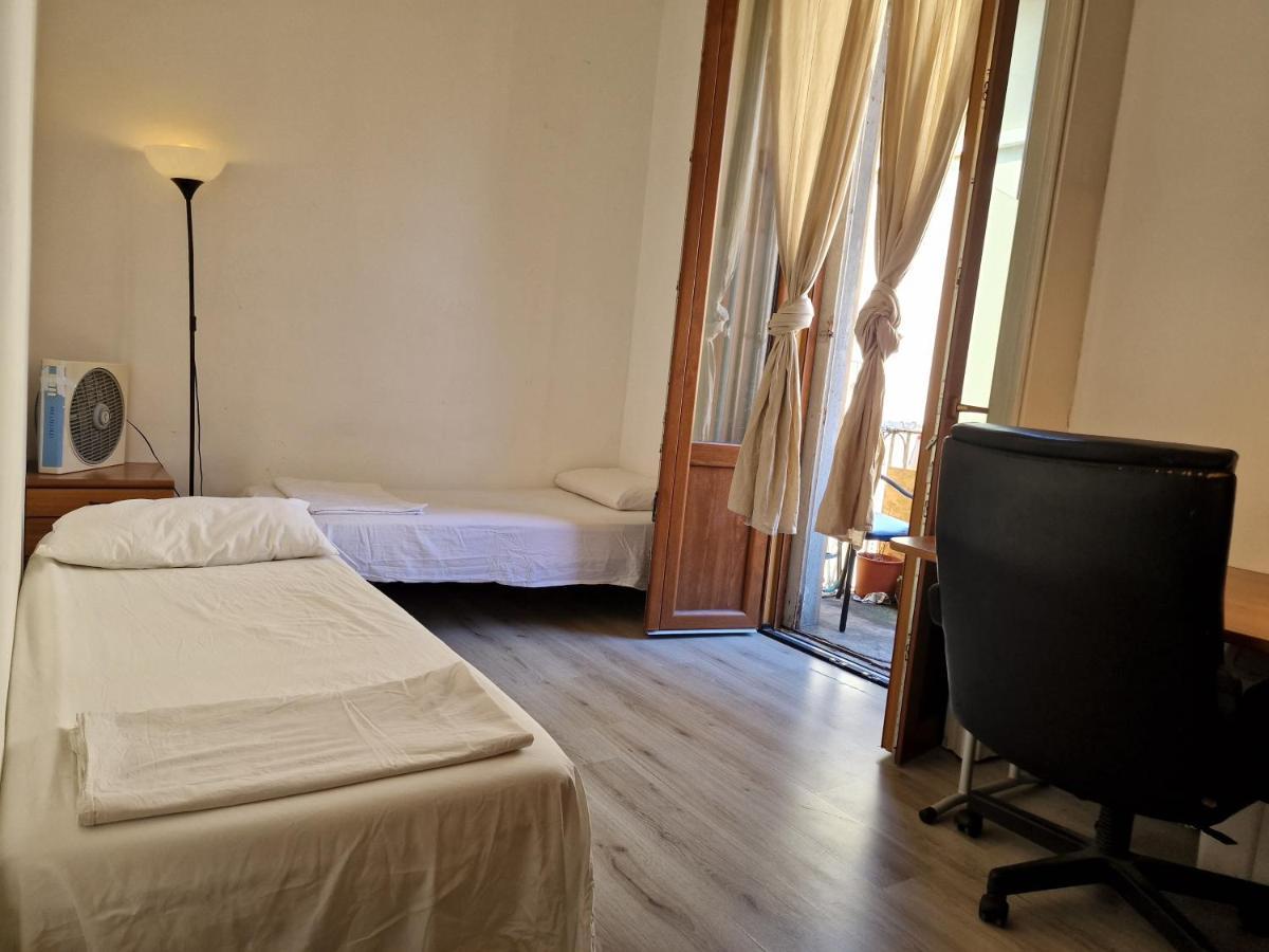 Private In A Quiet In The City Center Homestay *