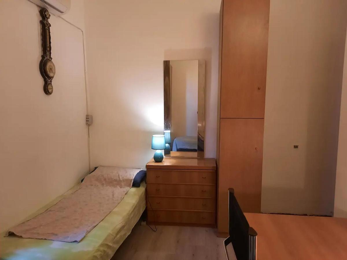 Private In A Quiet In The City Center Homestay