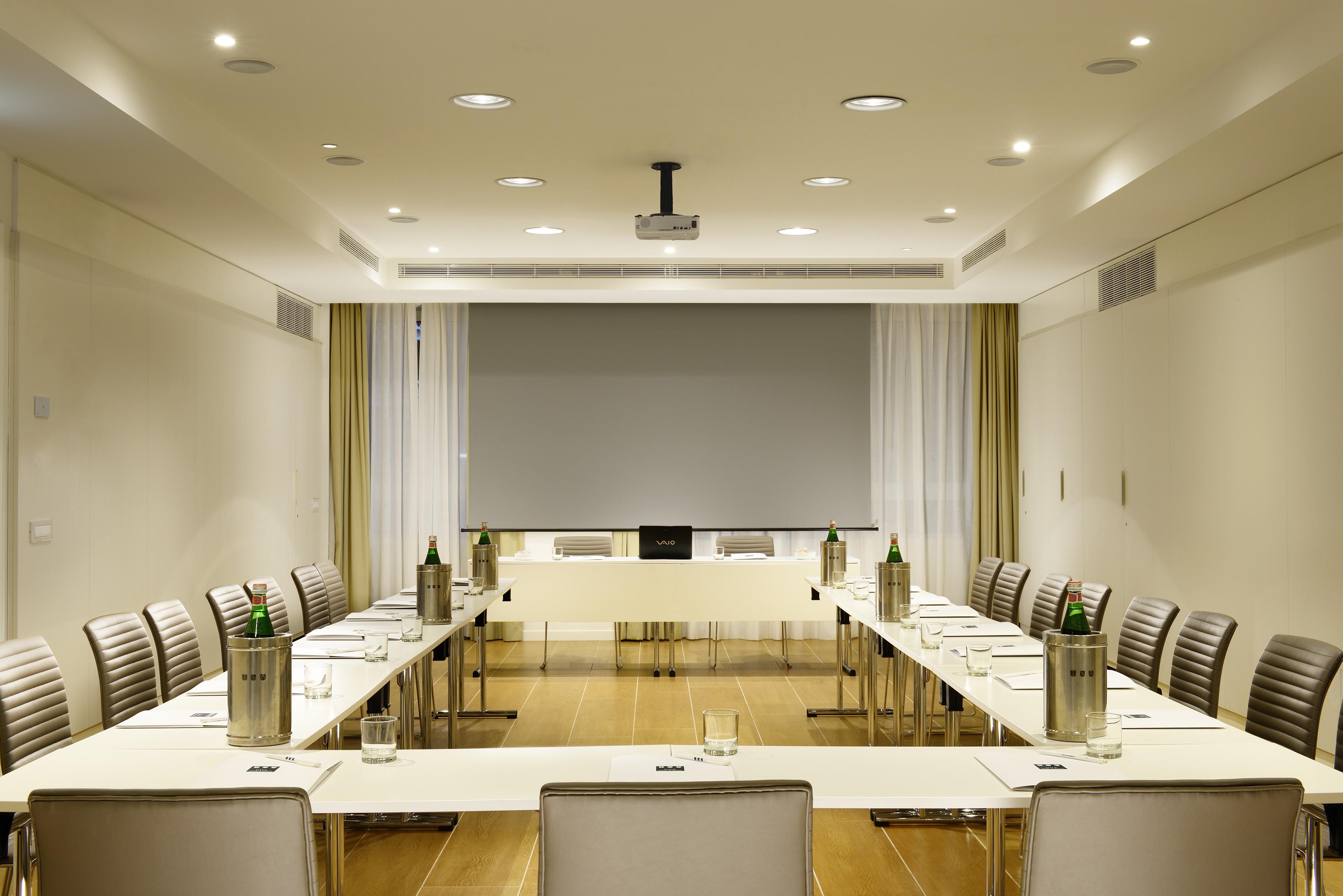 Una Century Hotel 4*