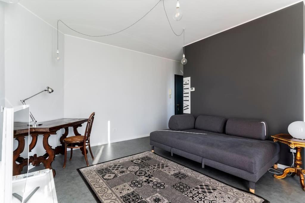 Black & White Flat In Naviglio/ Porta Genova * Milan