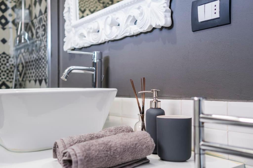 Black & White Flat In Naviglio/ Porta Genova Apartment Milan