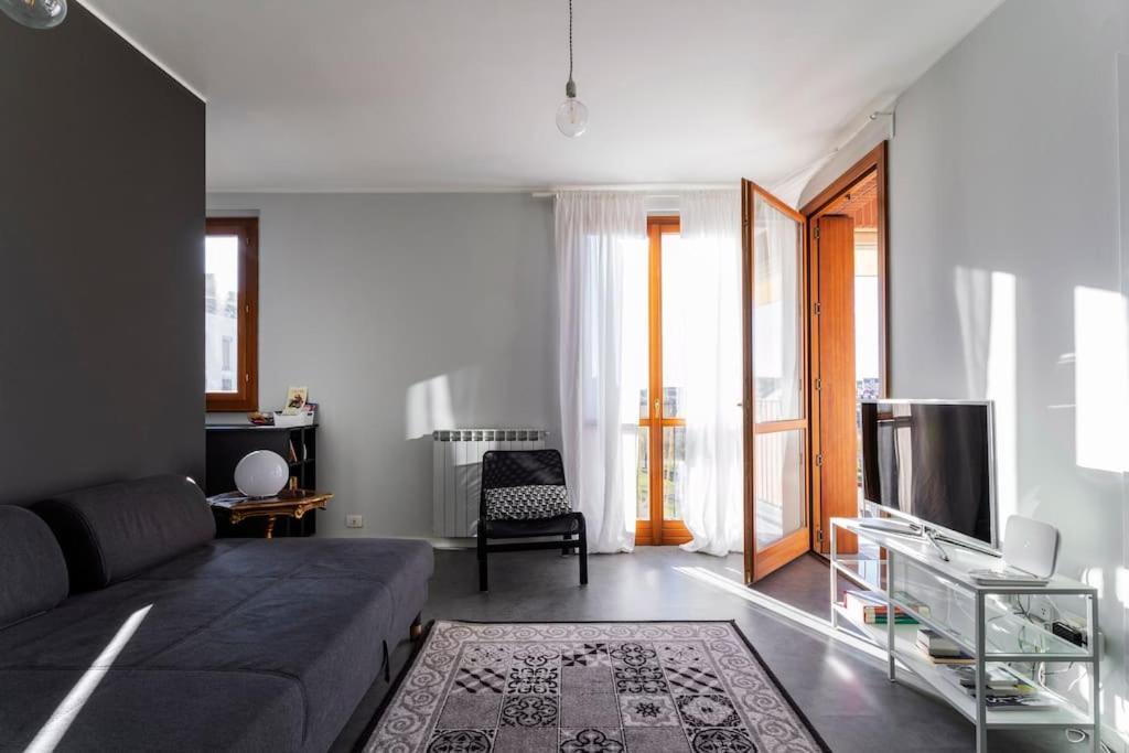 Black & White Flat In Naviglio/ Porta Genova Milan