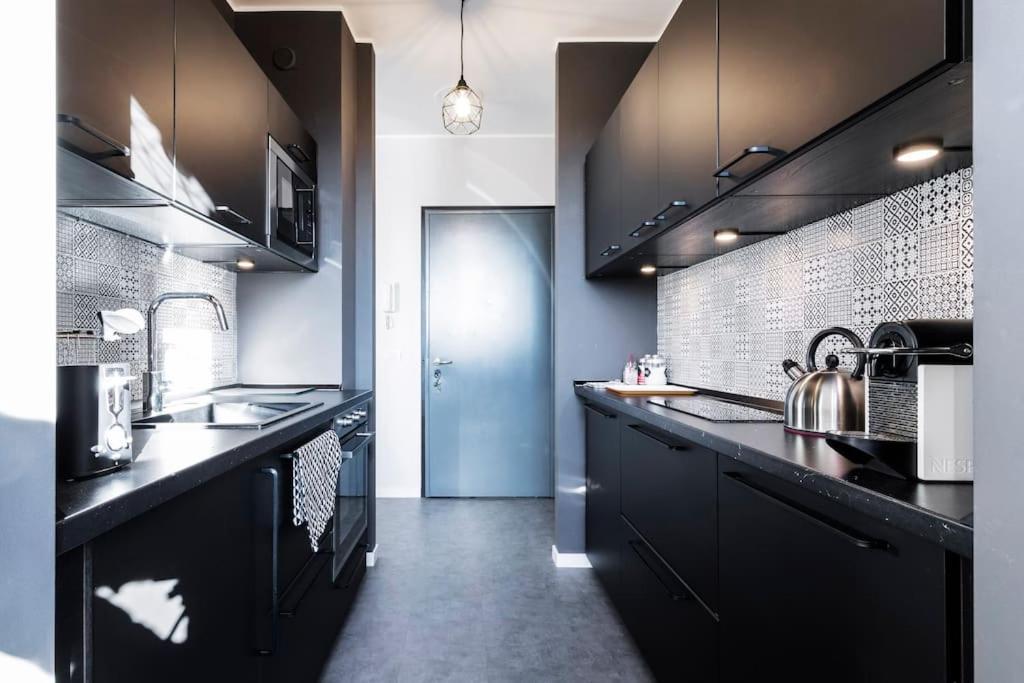 Black & White Flat In Naviglio/ Porta Genova *