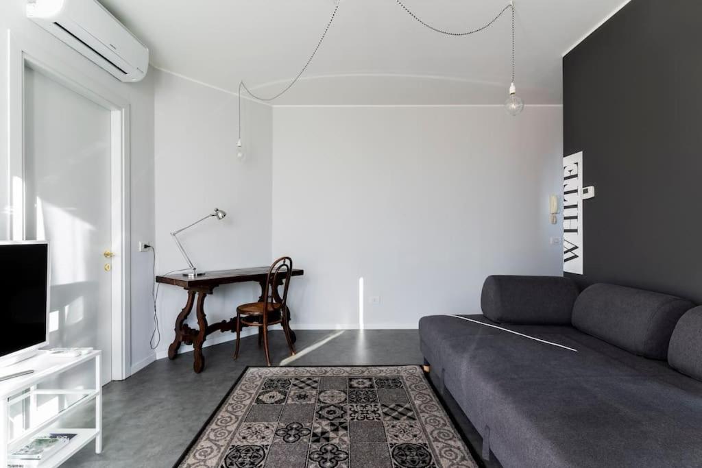 Apartment Black & White Flat In Naviglio/ Porta Genova