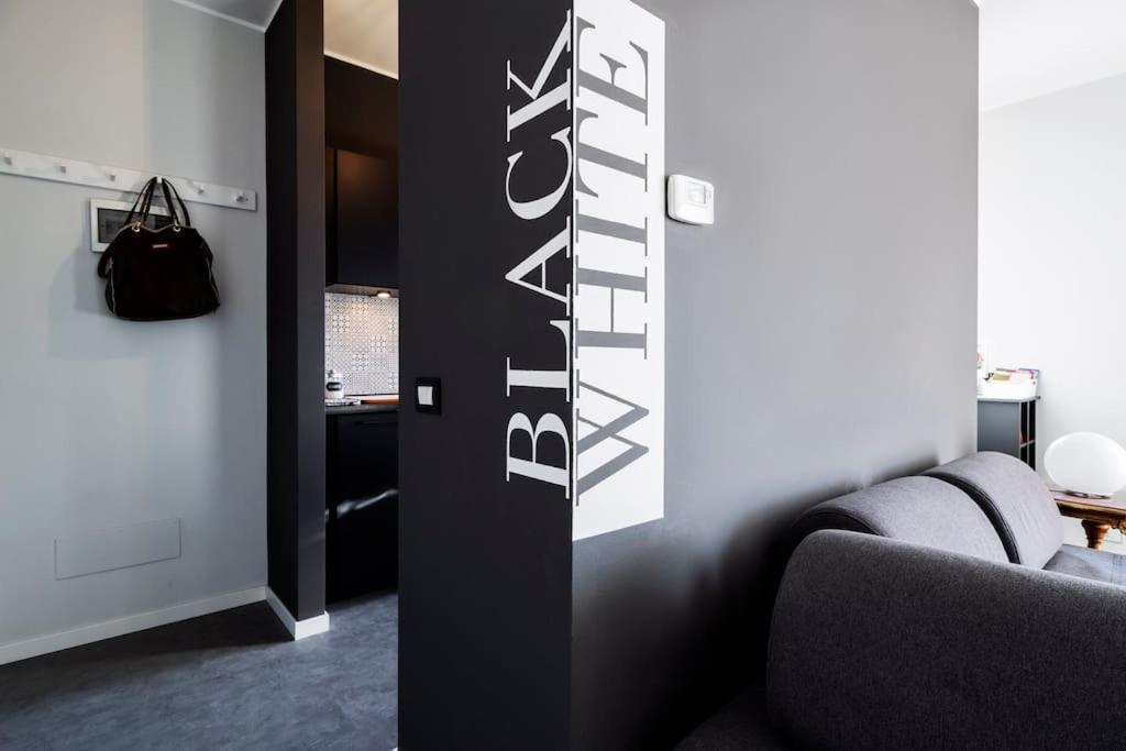 Black & White Flat In Naviglio/ Porta Genova *