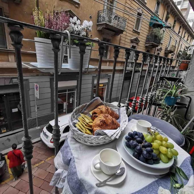 Intero Su Via Tortona-darsena-navigli * Milan