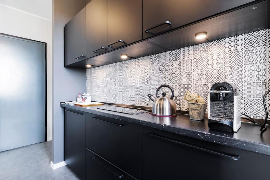 Black & White Flat In Naviglio/ Porta Genova Milan