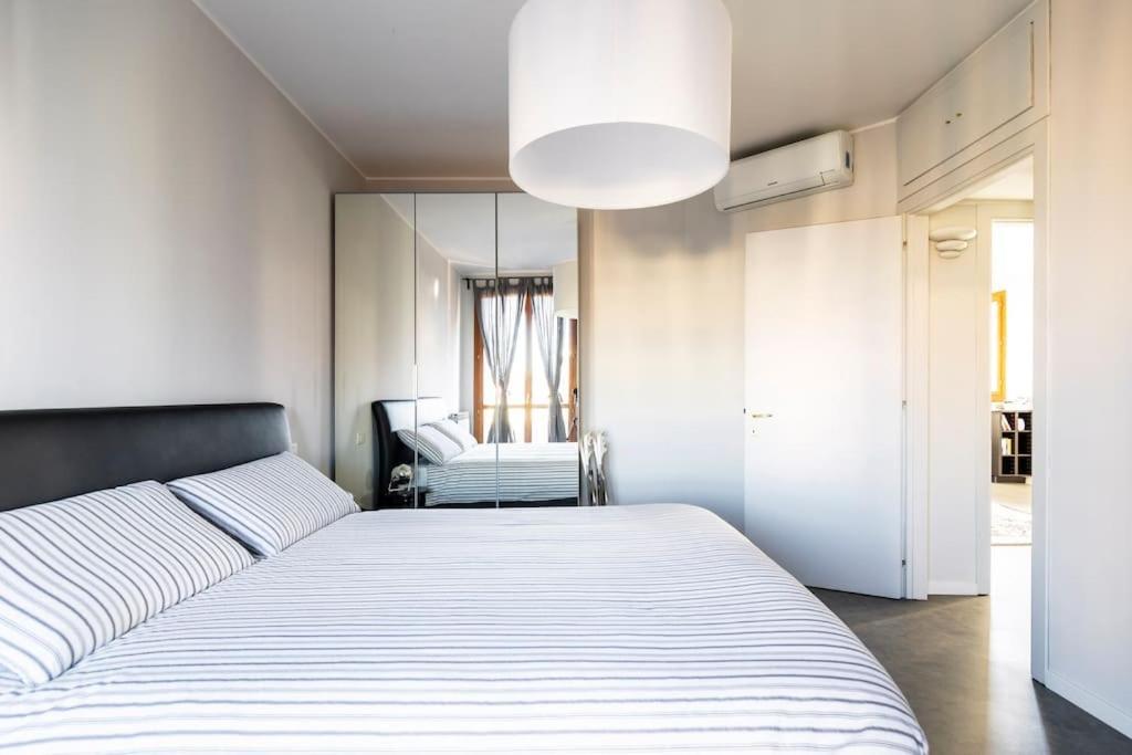 Apartment Black & White Flat In Naviglio/ Porta Genova Milan