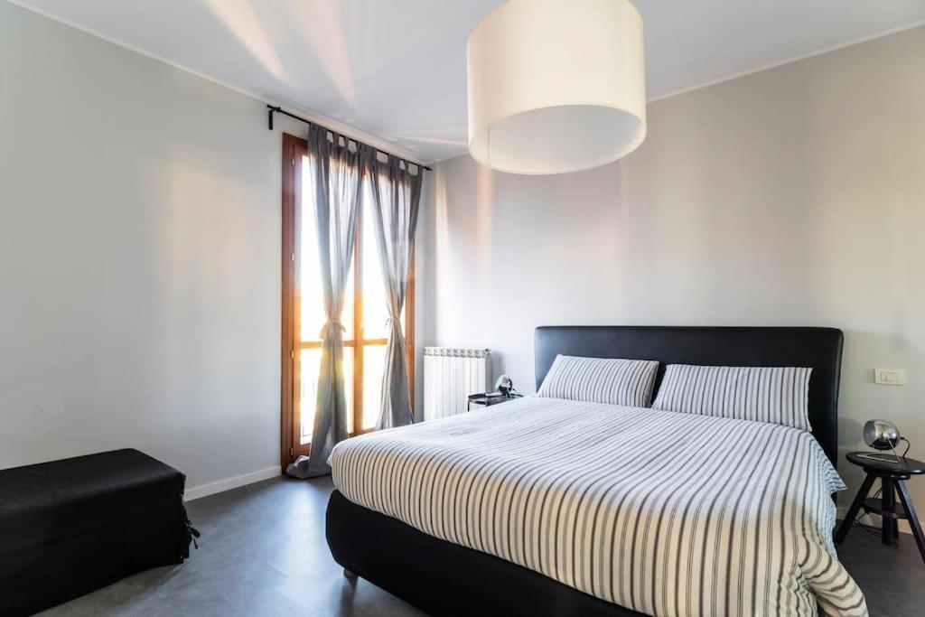 Black & White Flat In Naviglio/ Porta Genova Apartment *