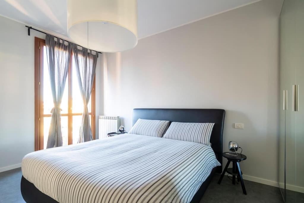 Black & White Flat In Naviglio/ Porta Genova