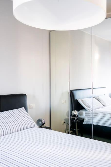 Black & White Flat In Naviglio/ Porta Genova Milan