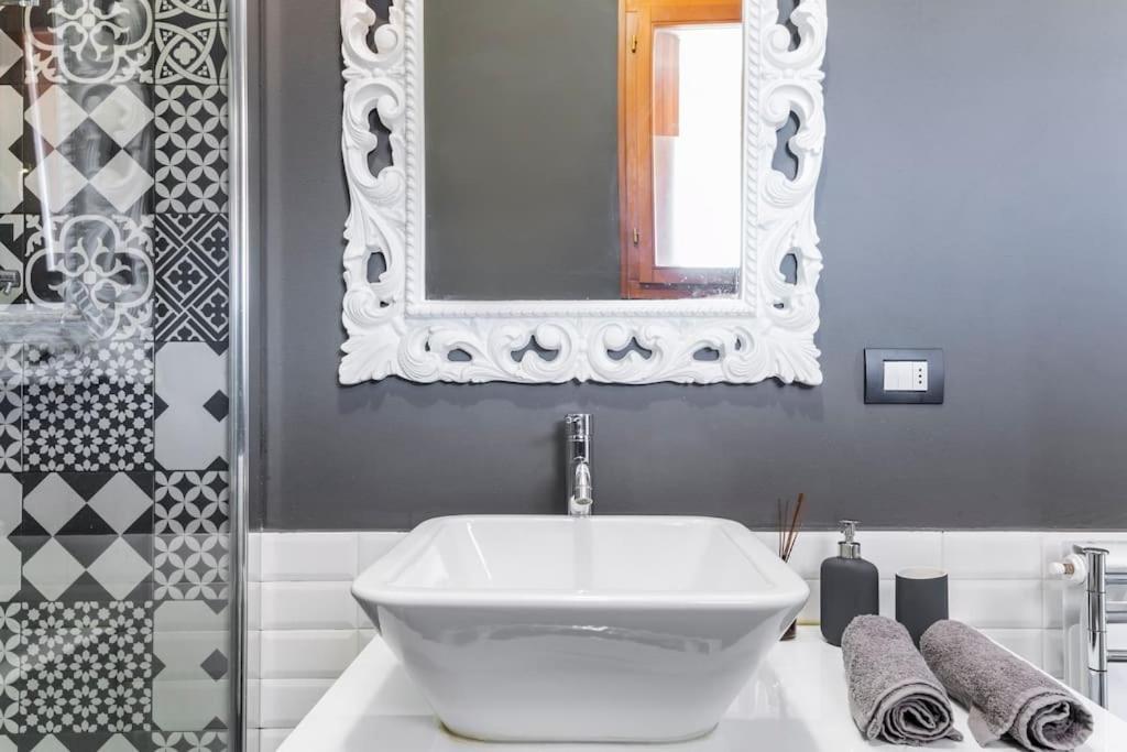 Apartment Black & White Flat In Naviglio/ Porta Genova