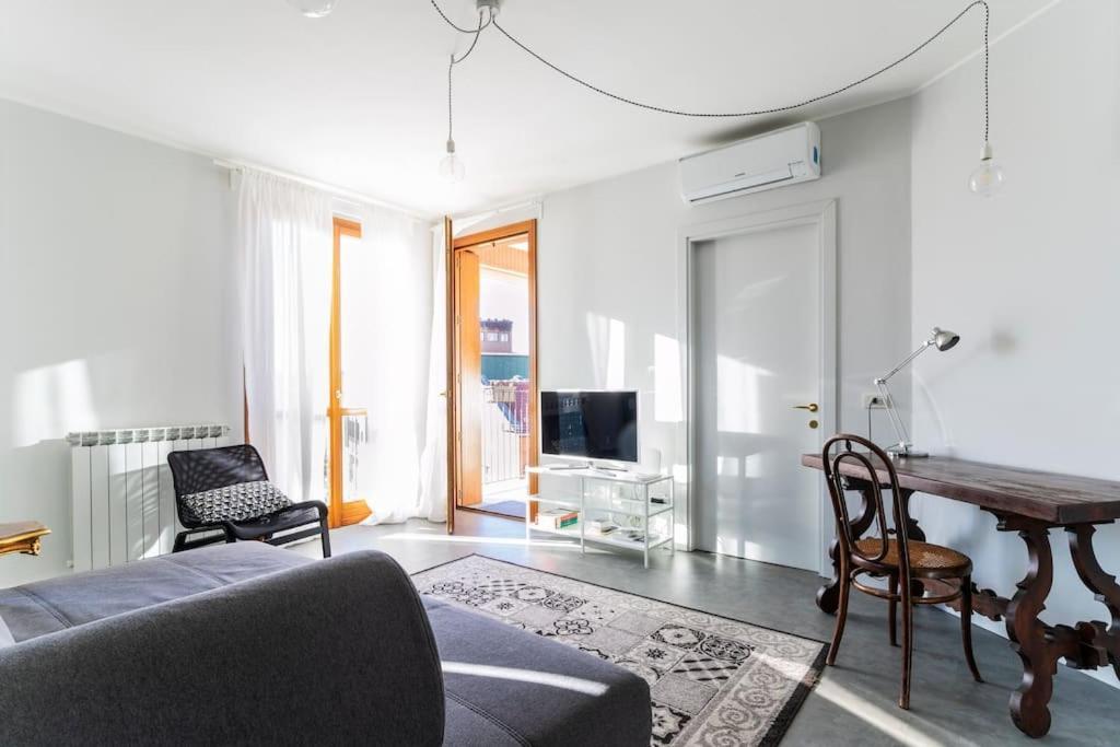 Black & White Flat In Naviglio/ Porta Genova * Milan