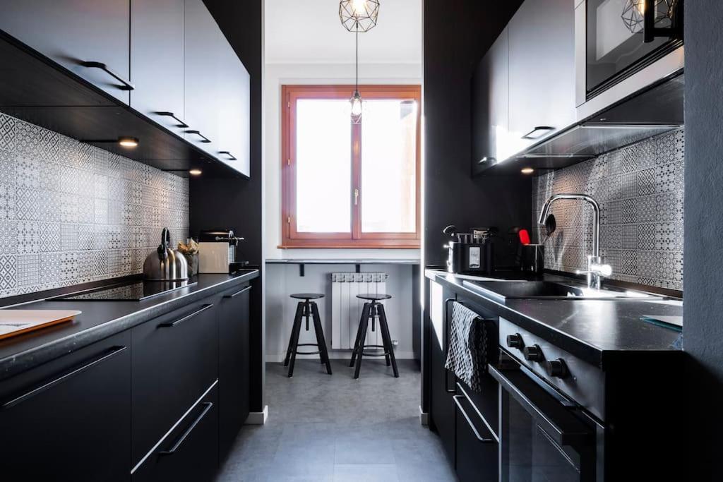 Black & White Flat In Naviglio/ Porta Genova Apartment