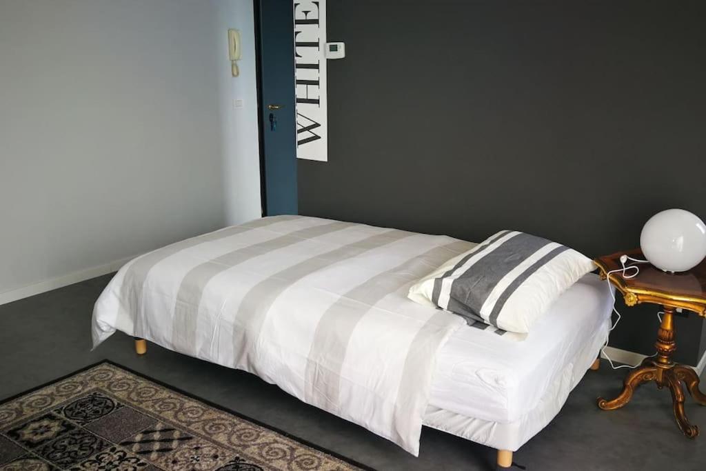 Black & White Flat In Naviglio/ Porta Genova * Milan