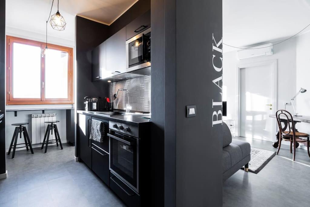 Apartment Black & White Flat In Naviglio/ Porta Genova Milan