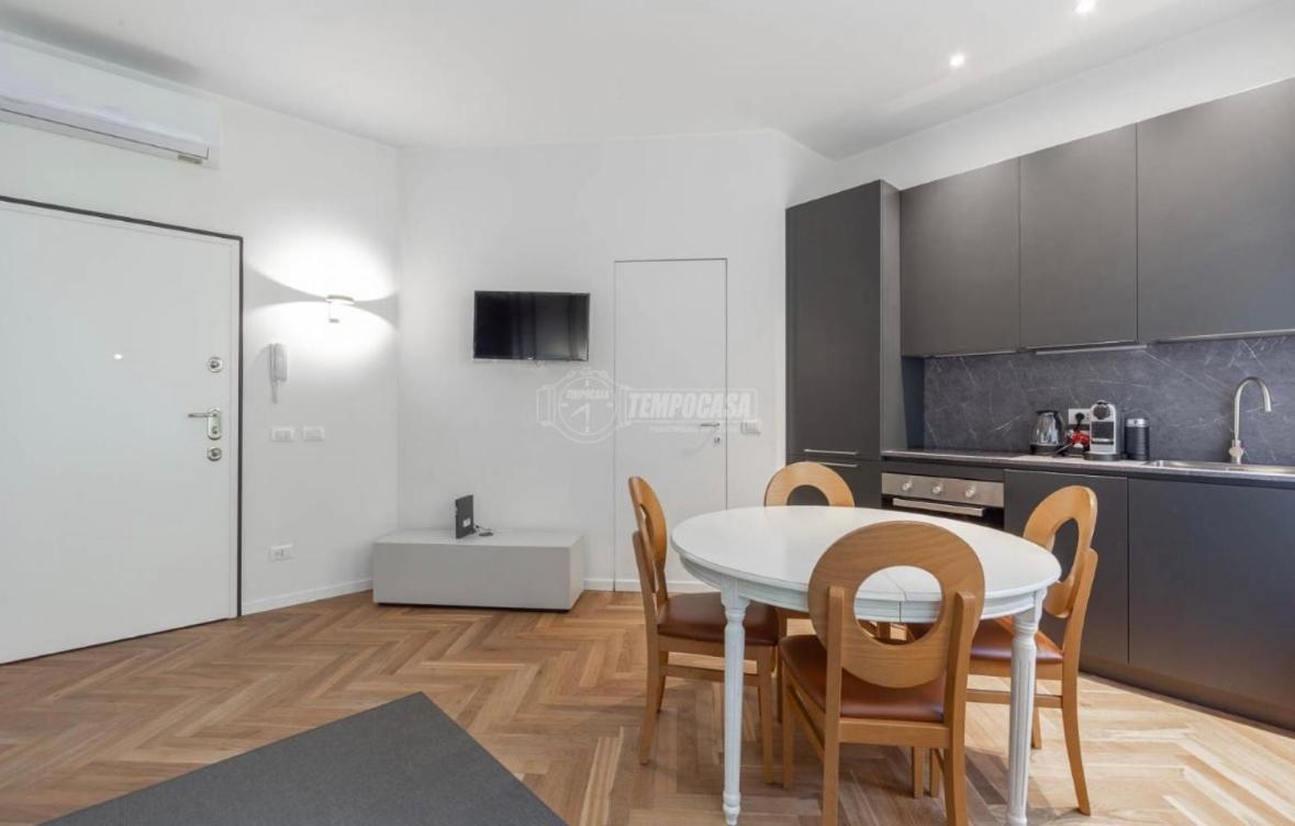 - Delizioso In Pieno Centro. Fancy Yellow Apartment Mailand