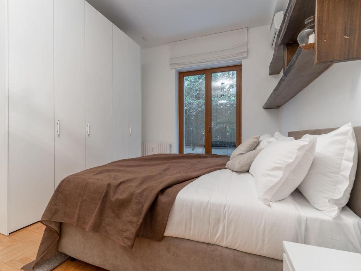 The Rent - Spacious Three-bedroom In Moscova Apartment