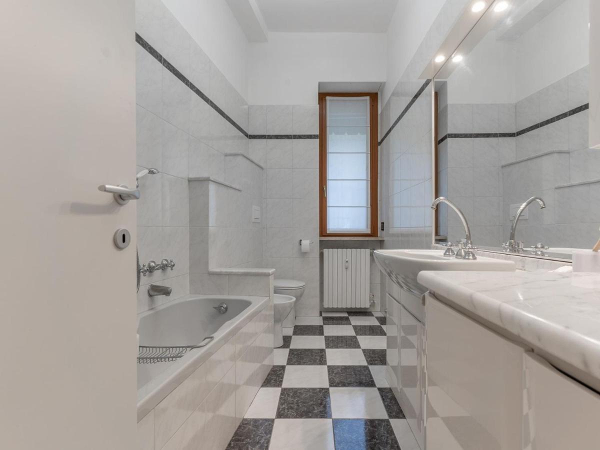 The Rent - Spacious Three-bedroom In Moscova Apartment *