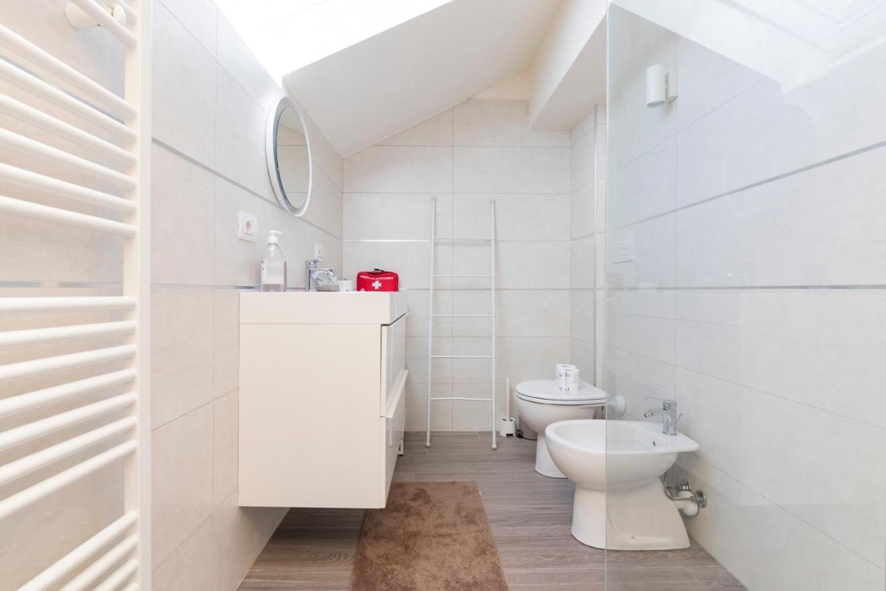Apartment Splendida Mansarda A Pochi Passi Da M4 Argonne Milan