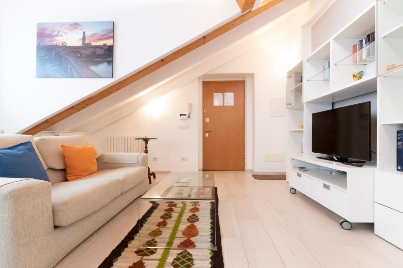Apartment Mansarda Cola Milan
