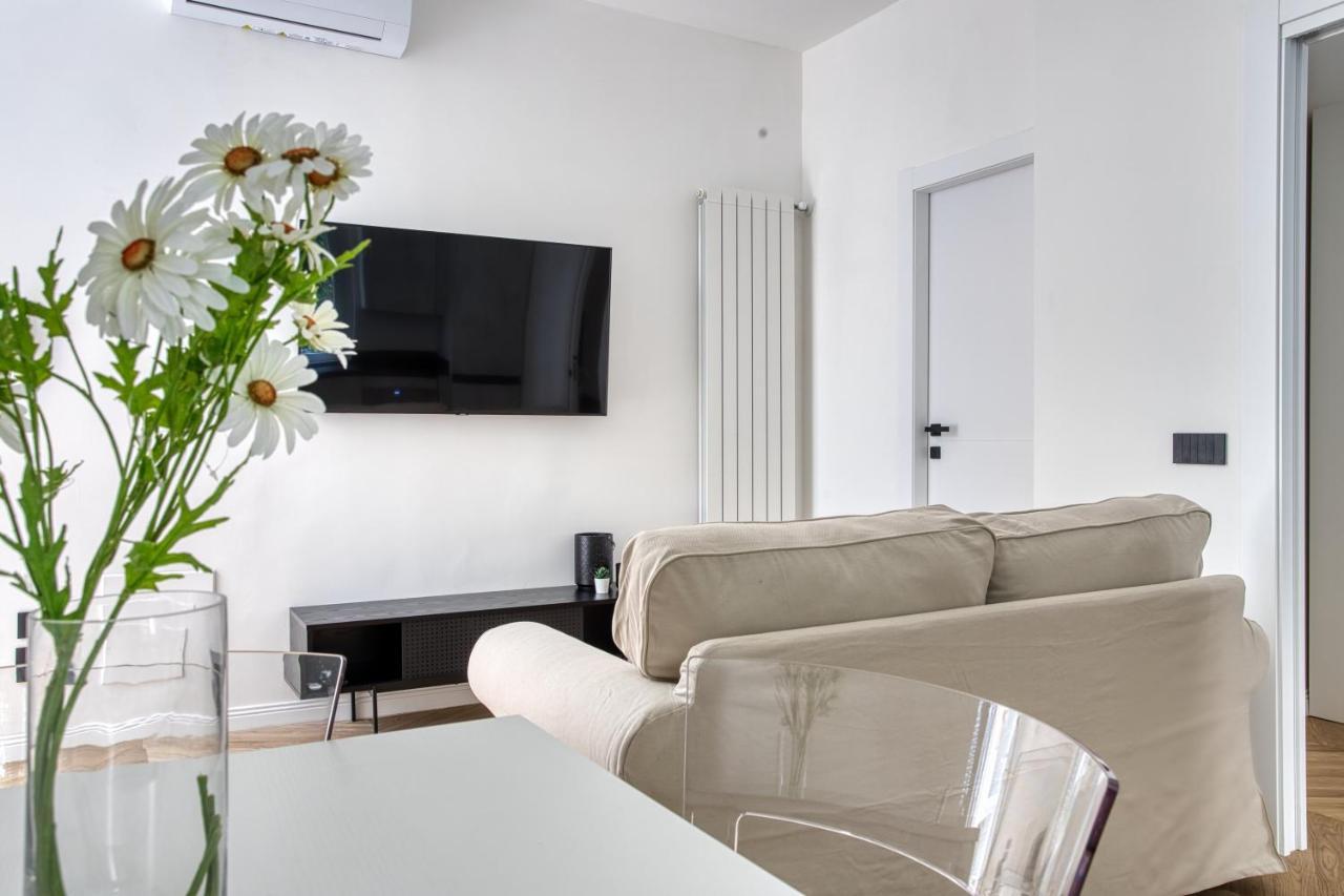 Apartment Joivy Stunning Flat With Balcony Mailand