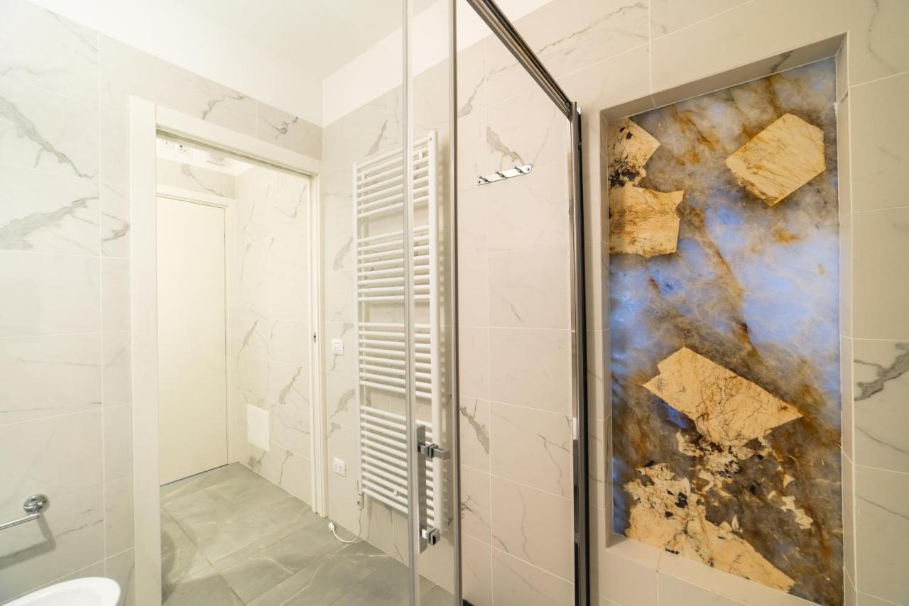 Apartamento Moderno Bilocale 64mq Con Parcheggio E Palestra Milão