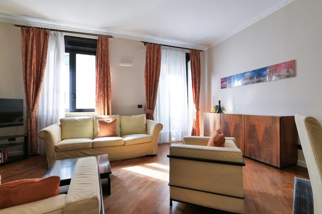Large And Elegant In Missori Duomo Apartment Mailand