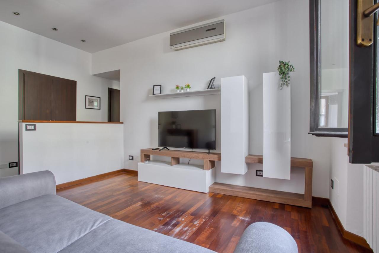 Joivy Tasteful Flat With Balcony Apartment Mailand