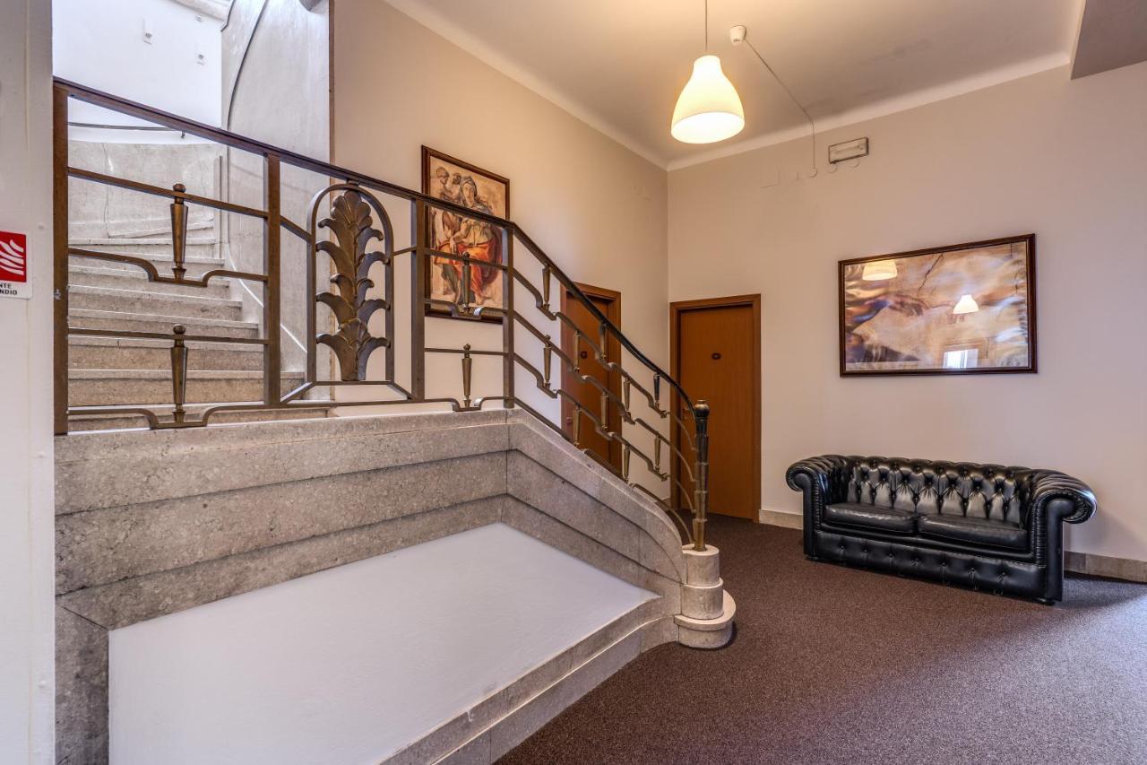 Apollo Hotel 2*