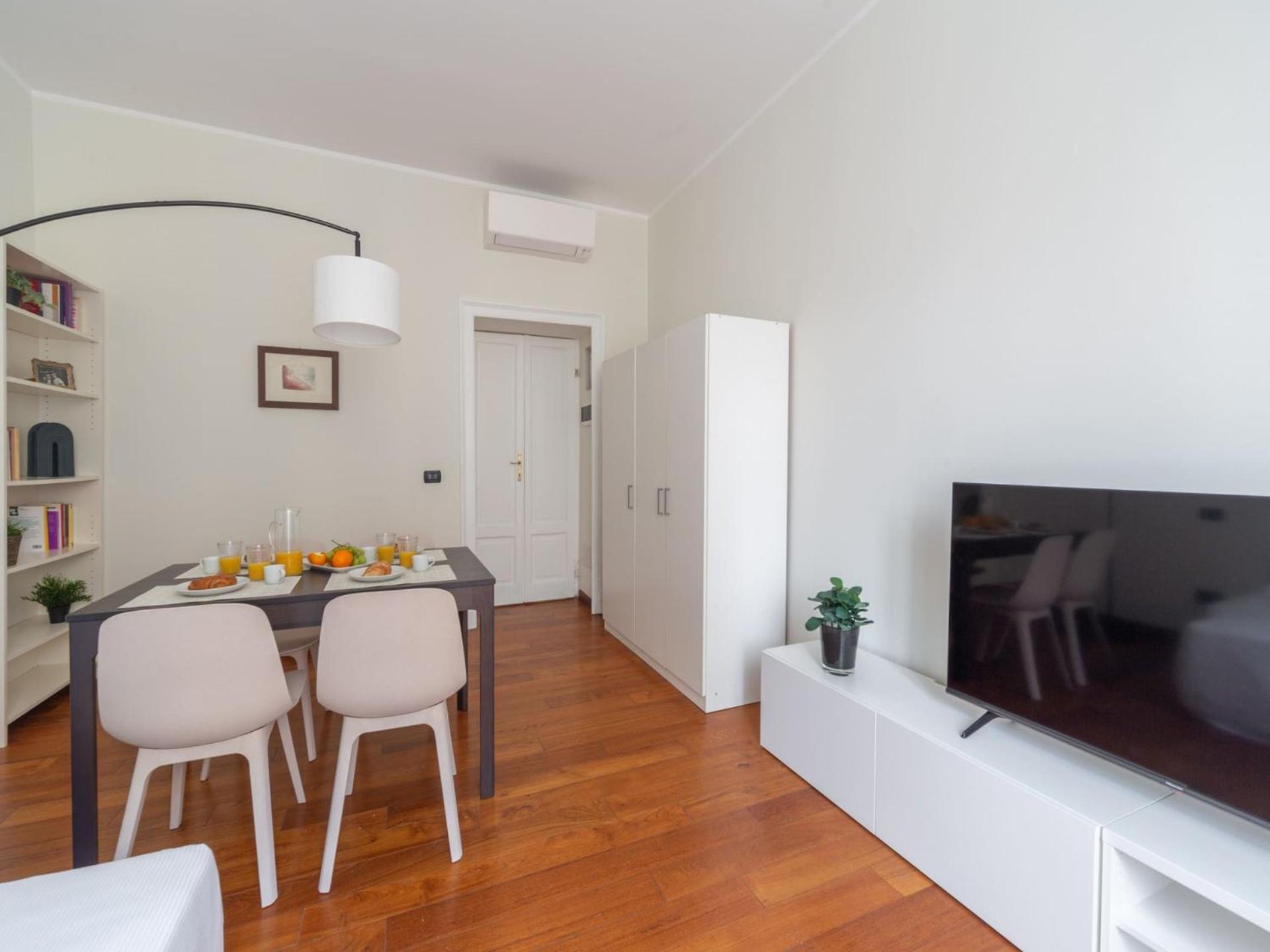The Rent - Spacious Two-bedroom In Porta Romana Apartment *