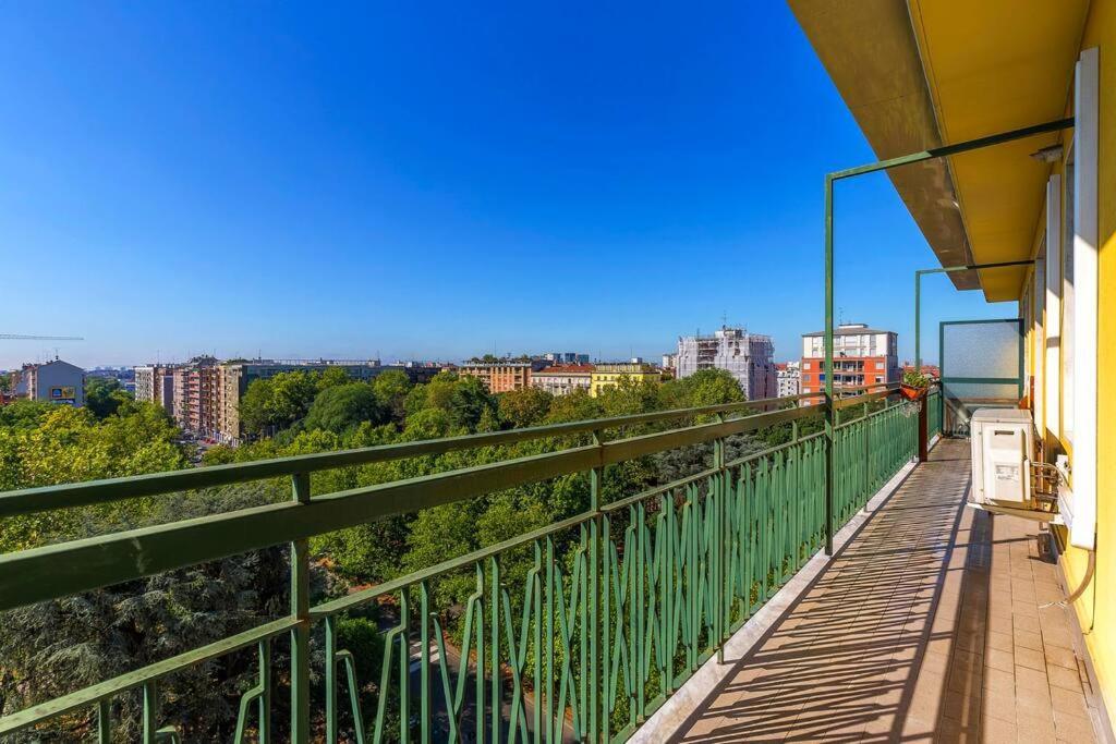 Sunny & Updated Flat With Panoramic View 50m From M4 Stop Apartment