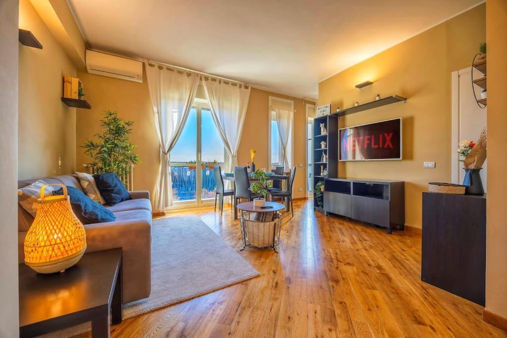 Apartment Sunny & Updated Flat With Panoramic View 50m From M4 Stop