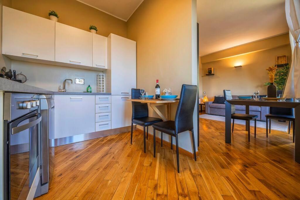 Sunny & Updated Flat With Panoramic View 50m From M4 Stop Mailand