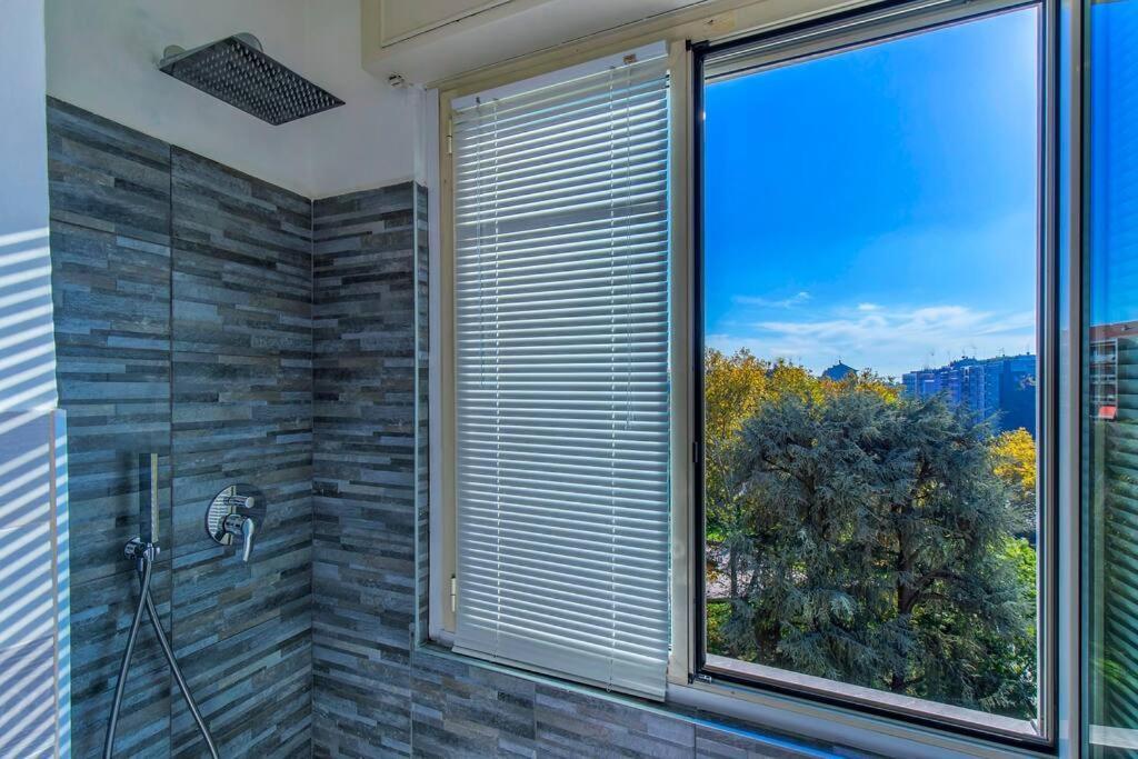 Charmy & Cozy Panoramic Flat 50m From M4 Stop Apartment