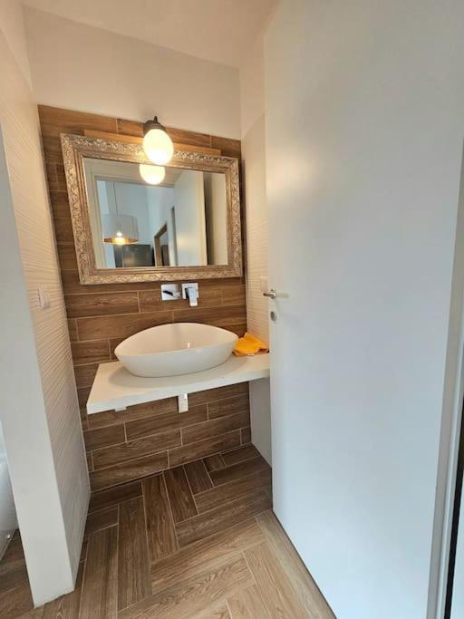 Grazioso Bilocale Ristrutturato Vicino Stazione/metro Apartamento *