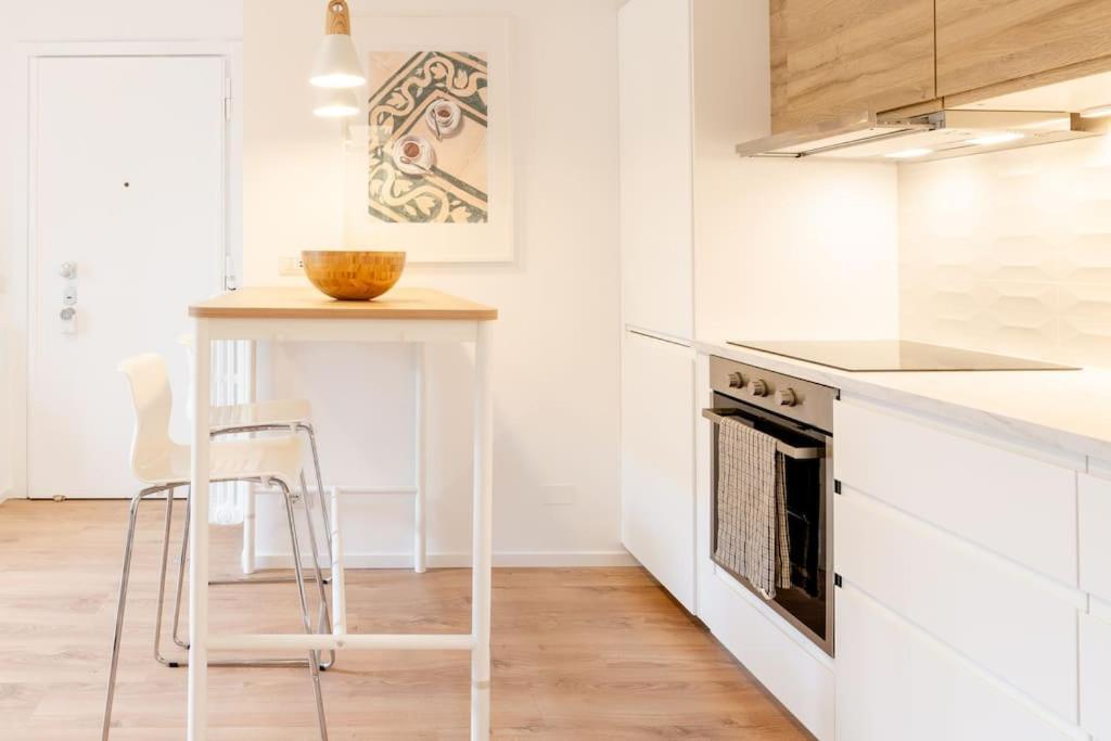 Apartamento Luxury 1 Bedroom Apartment, Close To San Siro, Fiera And 10 Min Metro To Duomo Milão