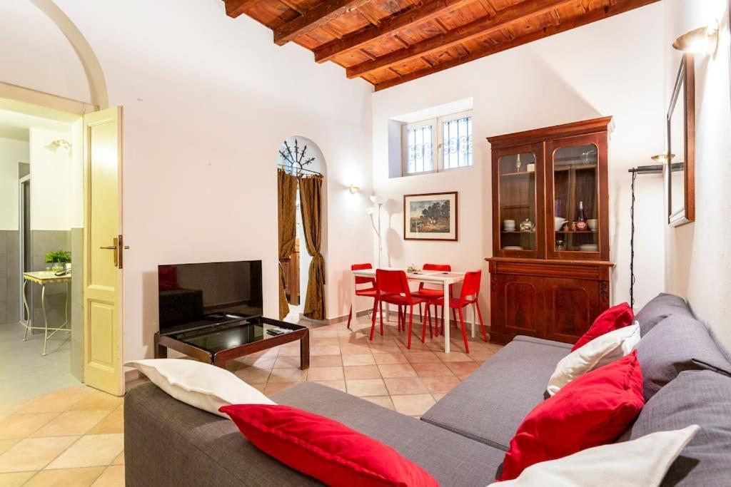 Vintage A Teatro Scala Apartment