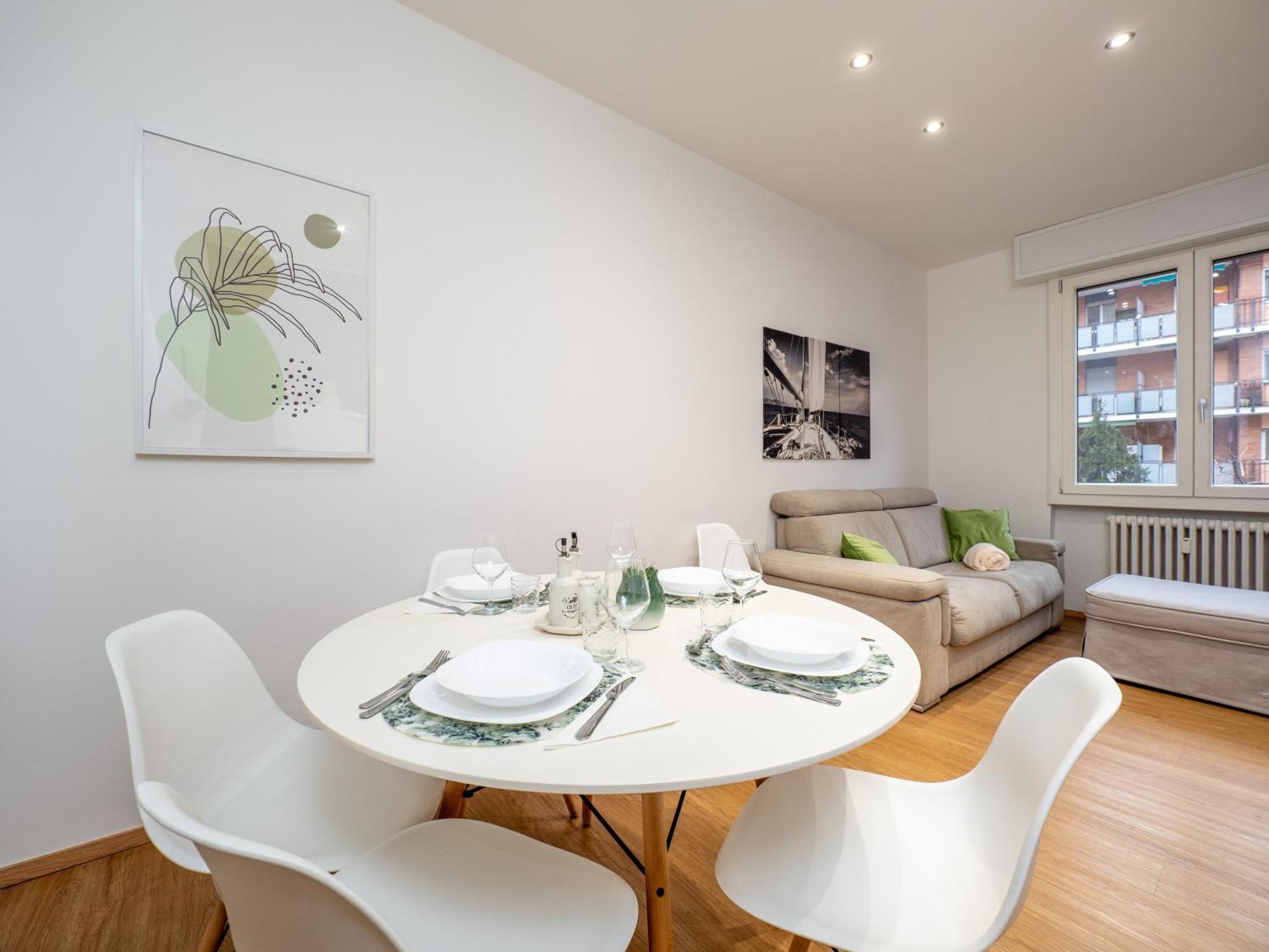 5 Guests - Modern With Balcony Apartment
