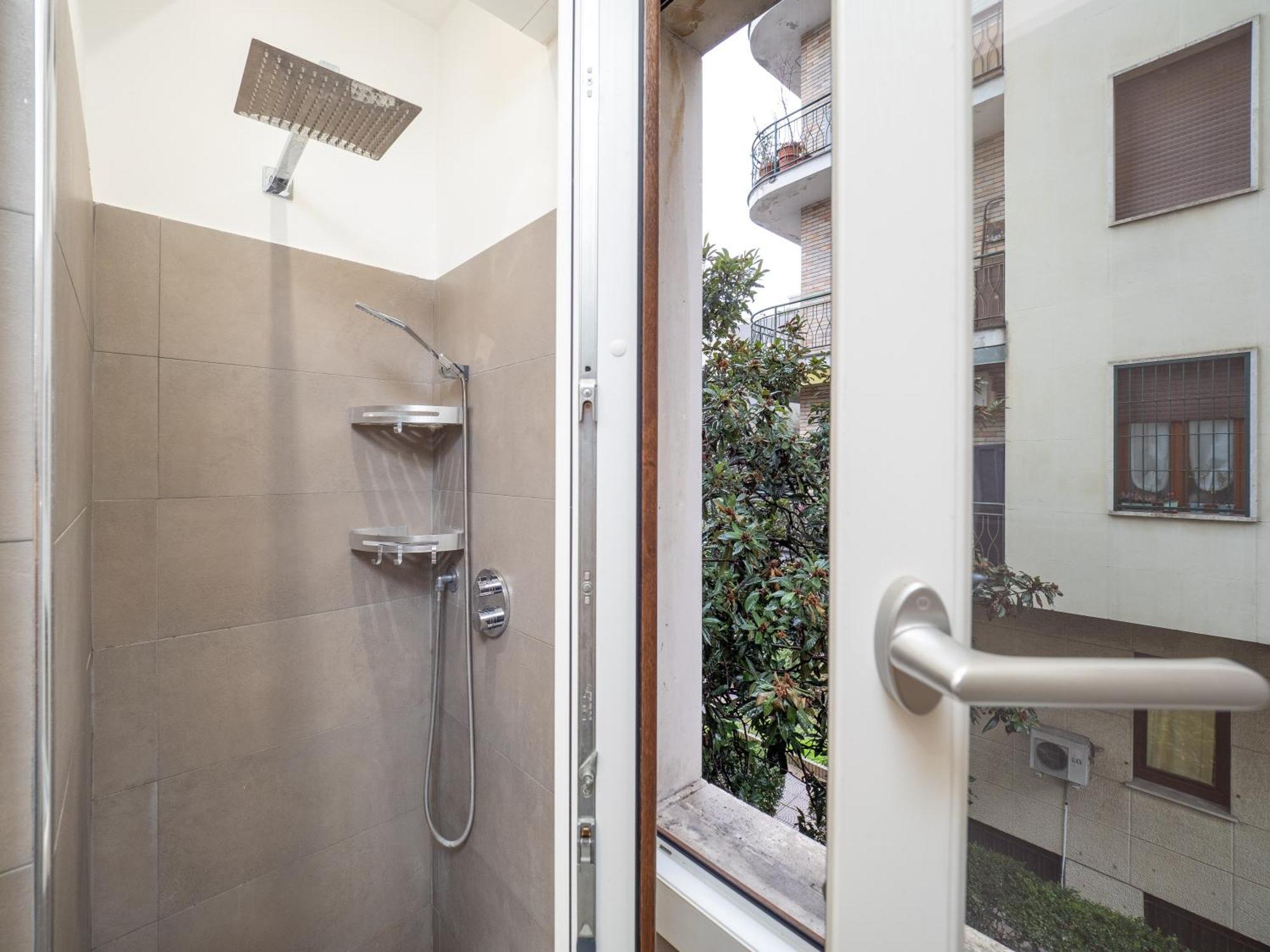 5 Guests - Modern With Balcony Apartment