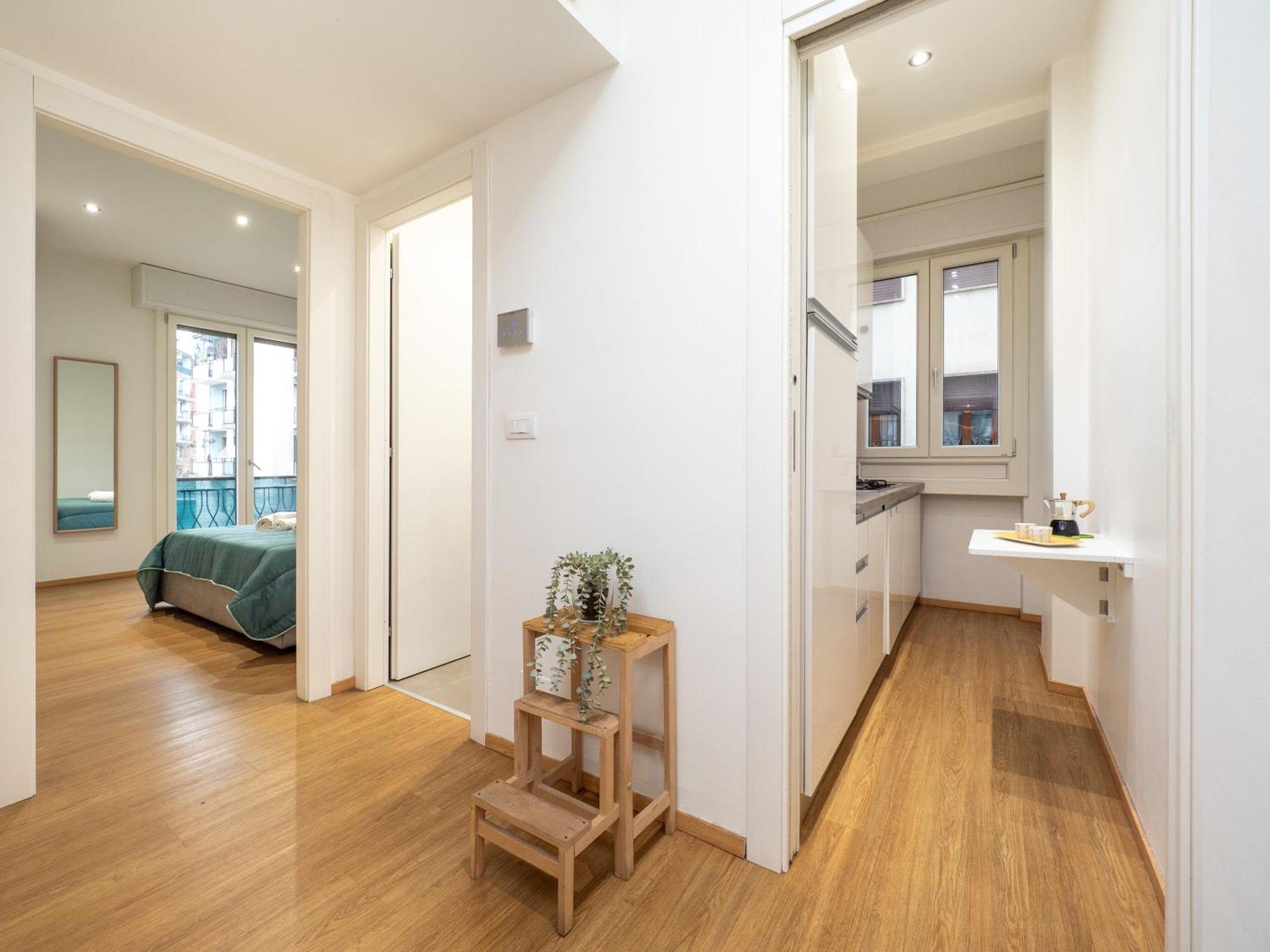 5 Guests - Modern With Balcony