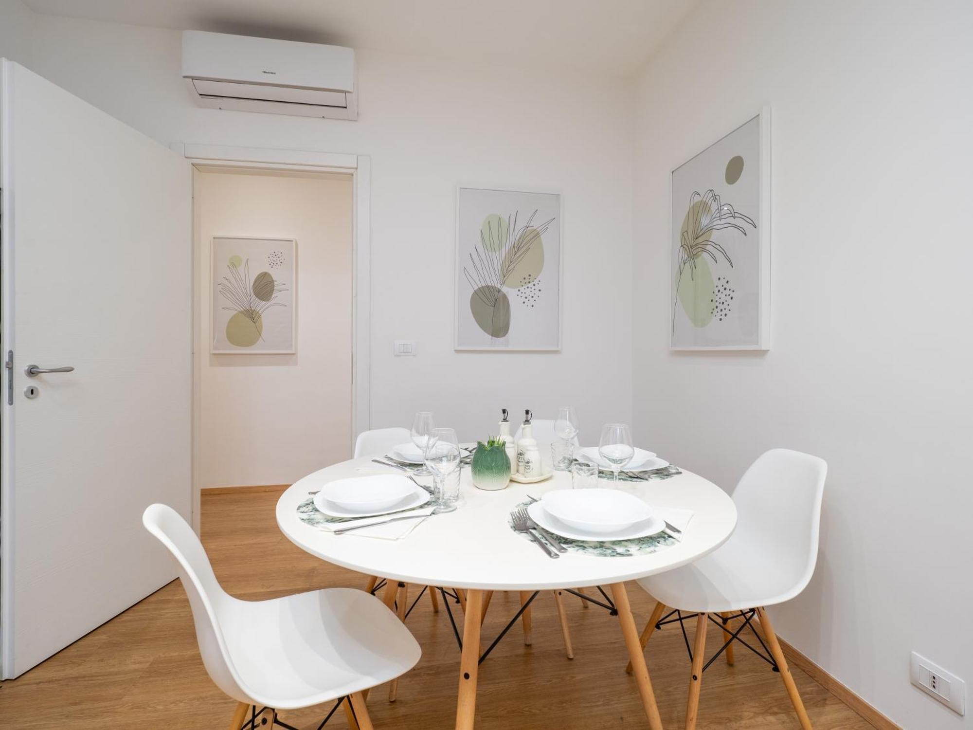 5 Guests - Modern With Balcony